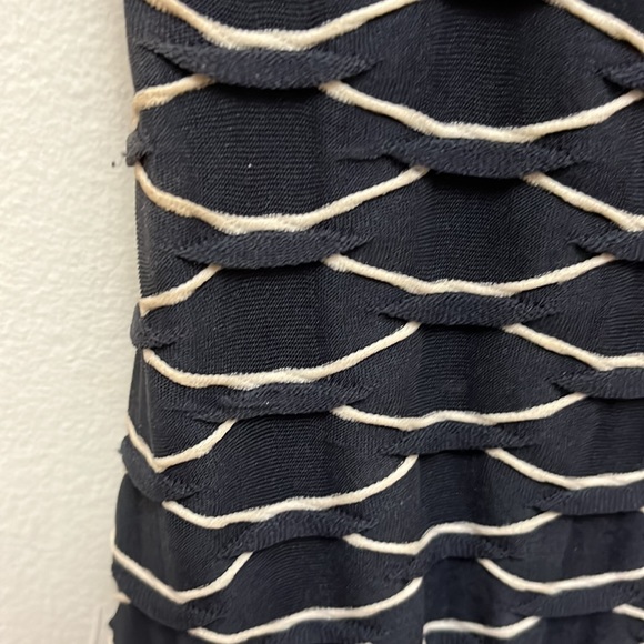 Scales pattern dress in navy - Picture 2 of 6